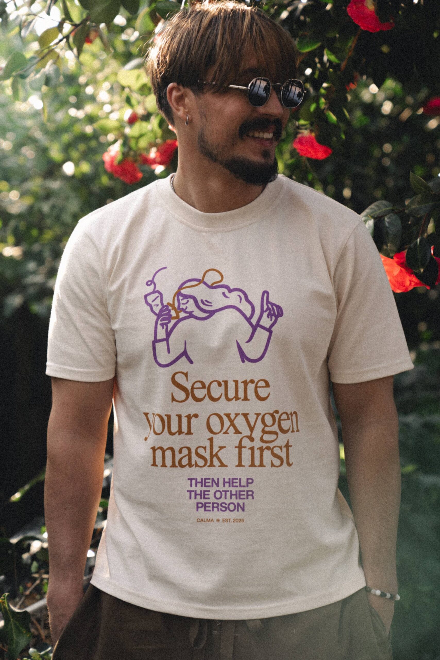 T-Shirt Calma: Secure your mask first, then help the other person - obrazek 4
