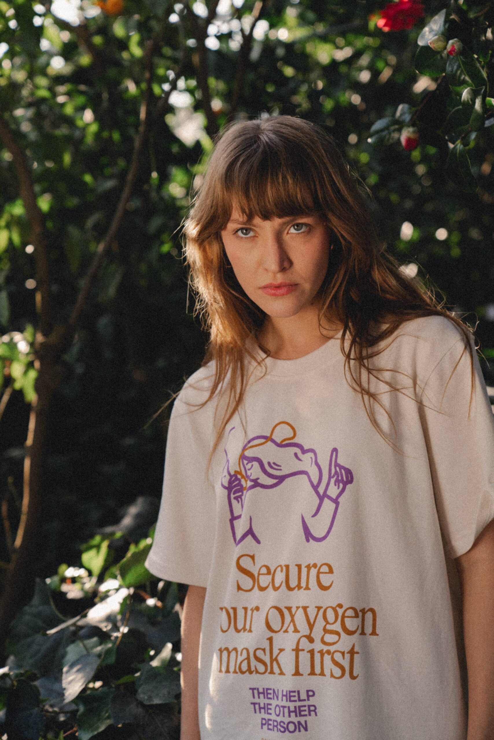 T-Shirt Calma: Secure your mask first, then help the other person - obrazek 2