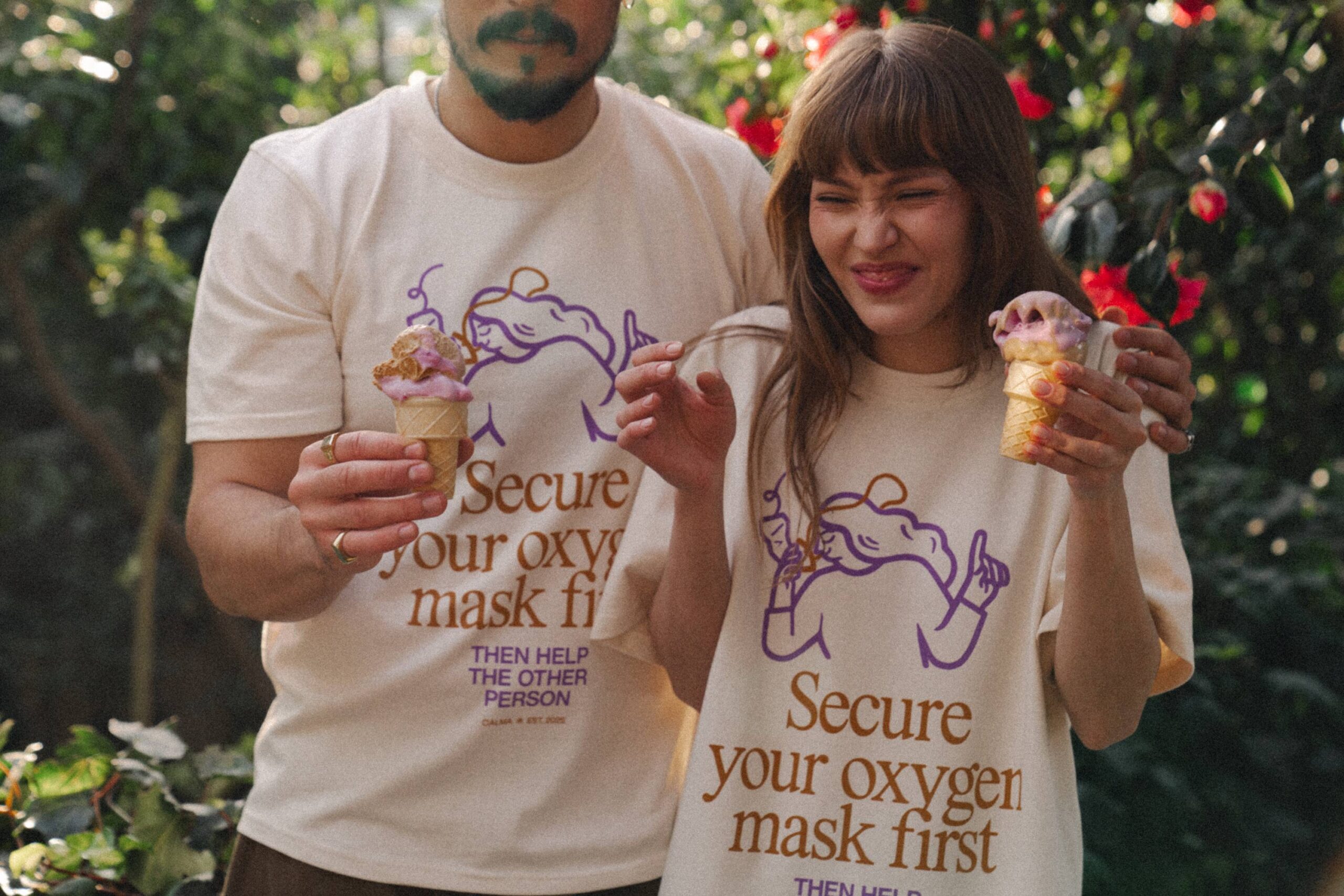 T-Shirt Calma: Secure your mask first, then help the other person - obrazek 7